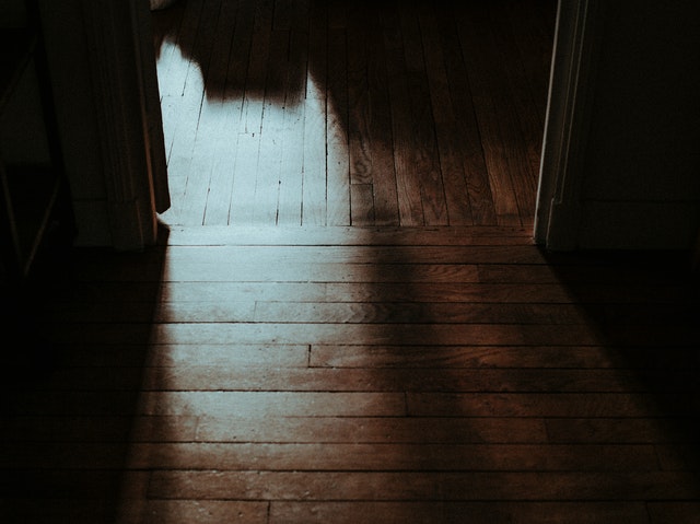 dlaczego warto zastosowac podłogi drewniane we własnym domu