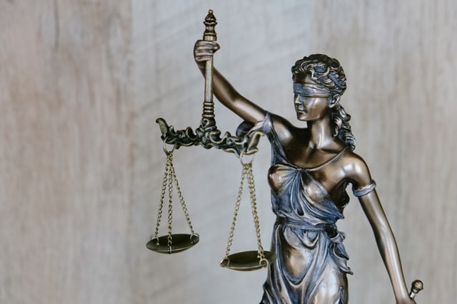 Adwokat a prawnik — różnice i podobieństwa