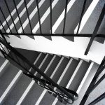 Zastanawiasz się, jaki typ schodów postawić w swoim domu? Schody dębowe to świetna możliwość!