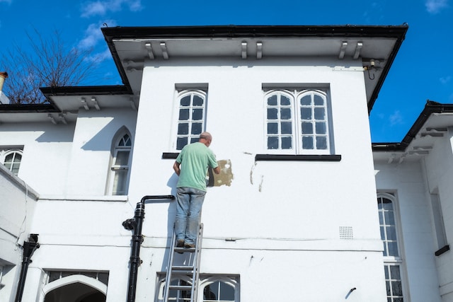 Jak wybrać najlepszego wykonawcę do malowania domu?
