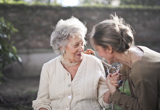 Prezenty dla osób starszych - jakie podarunki sprawią im radość?