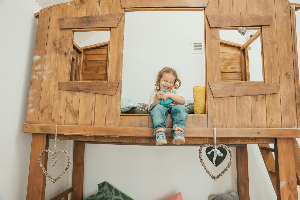 Kreatywne łóżko piętrowe w kształcie zamku, które pobudza wyobraźnię dzieci i tworzy magiczne miejsce do zabawy.
